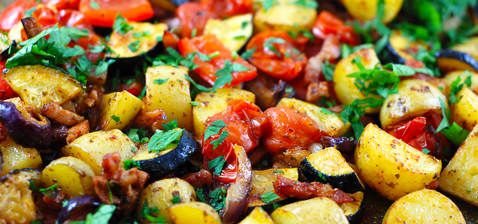 Intiem rol zal ik doen Aardappels met groenten en spekjes uit de oven - De keuken van Suus -  Foodblog